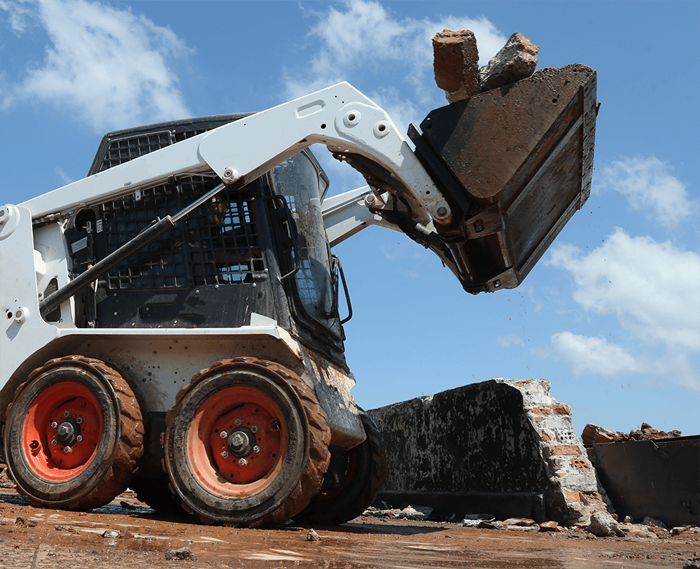 Bobcat Skidsteer lifitng logs